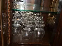 2 onze lieve vrouwebeeldjes onder stolp, divers aardewerk, vazen, kannen, potten, wandborden, koffie en thee sets, bestek, schotels, enz - afbeelding 35 van  36