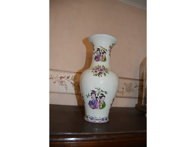 2 onze lieve vrouwebeeldjes onder stolp, divers aardewerk, vazen, kannen, potten, wandborden, koffie en thee sets, bestek, schotels, enz - afbeelding 36 van  36