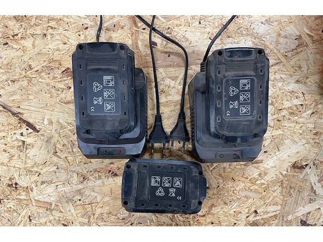 2 oplaadstations en 3 batterijen - afbeelding 1 van  2
