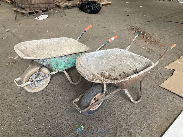 2 oude kruiwagens - afbeelding 1 van  3