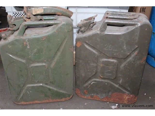 2 oude leger jerrycans - afbeelding 1 van  1
