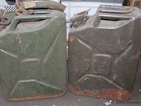 2 oude leger jerrycans - afbeelding 1 van  1