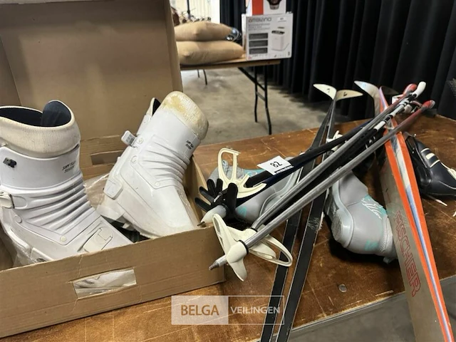 2 paar langlauflatten met schoenen, stokken, 1 paar skibotten - afbeelding 1 van  7