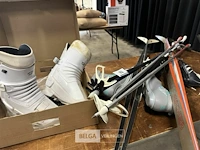2 paar langlauflatten met schoenen, stokken, 1 paar skibotten - afbeelding 1 van  7