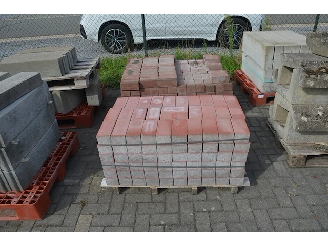 2 paletten klinkers ca. 12 m2 (zonder 2 pvc paletten) - afbeelding 1 van  7