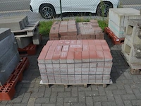 2 paletten klinkers ca. 12 m2 (zonder 2 pvc paletten) - afbeelding 1 van  7