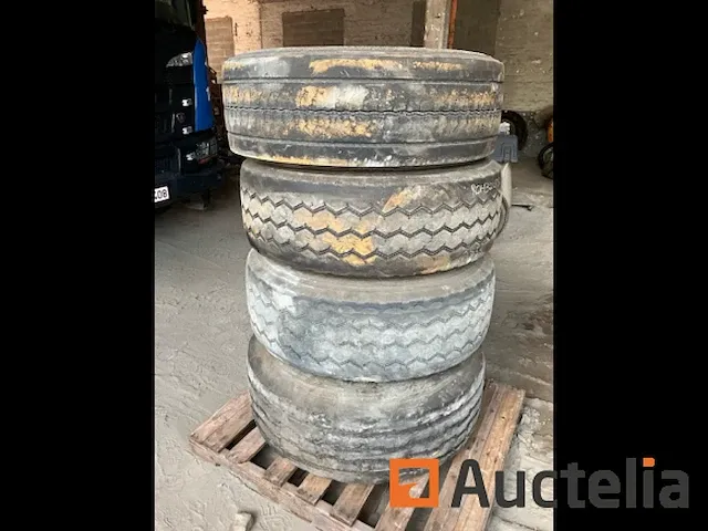 2 pallets met banden - afbeelding 4 van  4