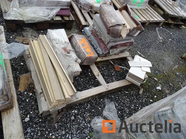 2 pallets tegels en diverse friezen - afbeelding 1 van  11