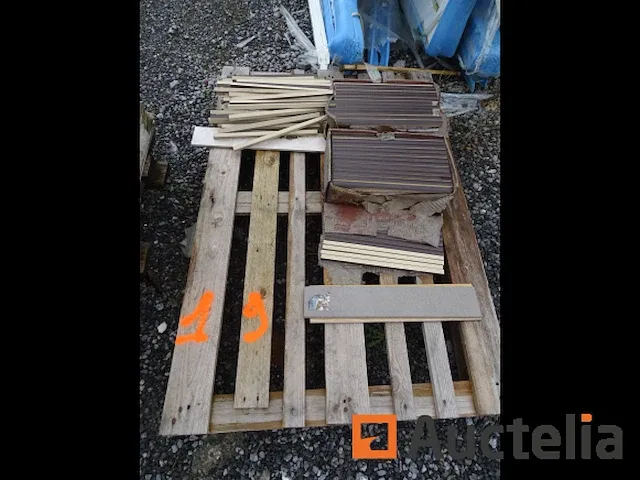 2 pallets tegels en diverse friezen - afbeelding 4 van  11