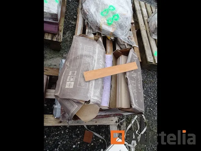 2 pallets tegels en diverse friezen - afbeelding 7 van  11