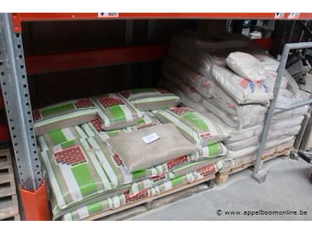 2 palletten diverse zakken zand - afbeelding 1 van  1