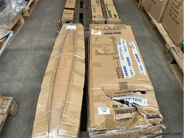 2 palletten, inh. div.parasols en windschermen - afbeelding 1 van  4