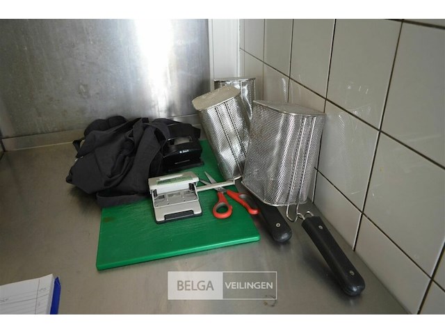 2 perforators 3 nietjesmachien 1 snijplank 2 schorten zwart - afbeelding 1 van  3