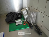 2 perforators 3 nietjesmachien 1 snijplank 2 schorten zwart - afbeelding 1 van  3