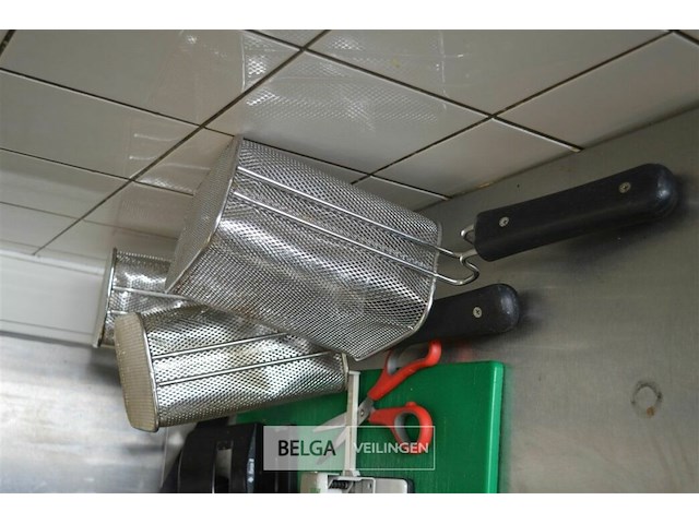 2 perforators 3 nietjesmachien 1 snijplank 2 schorten zwart - afbeelding 2 van  3