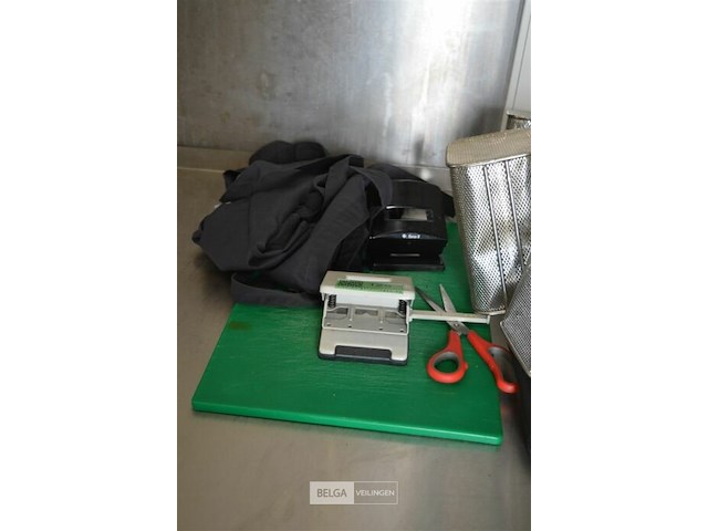 2 perforators 3 nietjesmachien 1 snijplank 2 schorten zwart - afbeelding 3 van  3