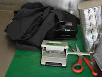 2 perforators 3 nietjesmachien 1 snijplank 2 schorten zwart - afbeelding 3 van  3