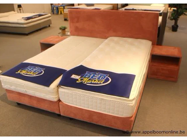 2 persoons bed/boxspring vv 2 verschillende matrassen 180x200 vv 2 bijzettafeltjes - afbeelding 1 van  3