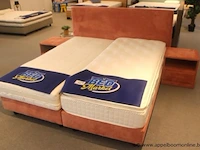 2 persoons bed/boxspring vv 2 verschillende matrassen 180x200 vv 2 bijzettafeltjes - afbeelding 1 van  3