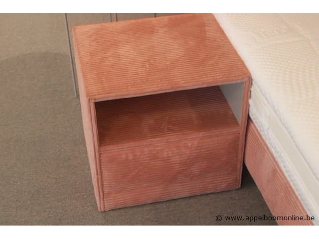 2 persoons bed/boxspring vv 2 verschillende matrassen 180x200 vv 2 bijzettafeltjes - afbeelding 2 van  3