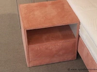 2 persoons bed/boxspring vv 2 verschillende matrassen 180x200 vv 2 bijzettafeltjes - afbeelding 2 van  3