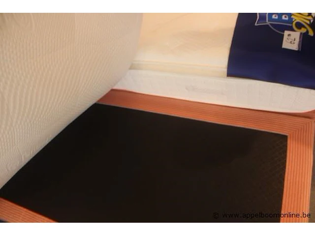 2 persoons bed/boxspring vv 2 verschillende matrassen 180x200 vv 2 bijzettafeltjes - afbeelding 3 van  3