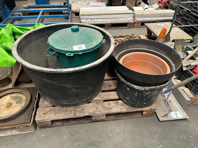 2 plantenbakken, 2 mortelkuipen, 1 afvalcontainer - afbeelding 1 van  4