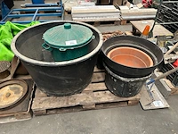 2 plantenbakken, 2 mortelkuipen, 1 afvalcontainer - afbeelding 1 van  4