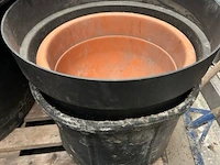 2 plantenbakken, 2 mortelkuipen, 1 afvalcontainer - afbeelding 2 van  4