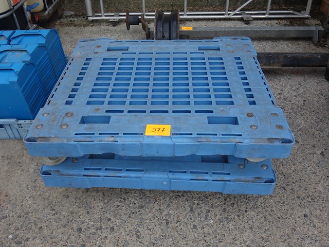 2 plastieken palletten op wielen - afbeelding 1 van  2