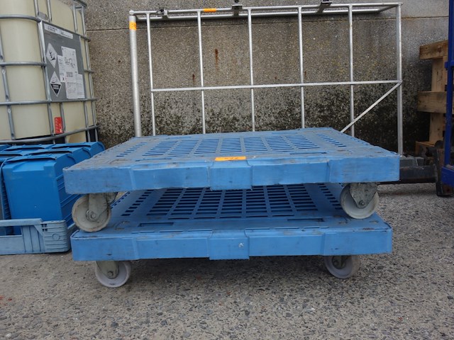 2 plastieken palletten op wielen - afbeelding 2 van  2