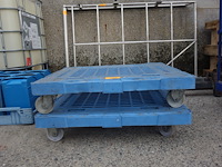 2 plastieken palletten op wielen - afbeelding 2 van  2