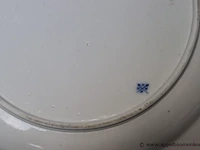 2 porceleinen borden tournai, 18de eeuw - afbeelding 2 van  3