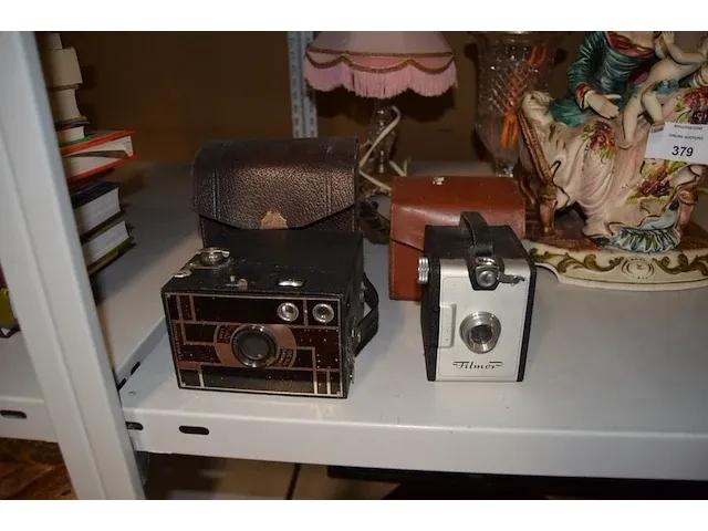 2 porseleinen beelden, 2 lampjes, 2 vazen, 2 oude fototoestellen, 15 ingebonden boeken - afbeelding 3 van  12