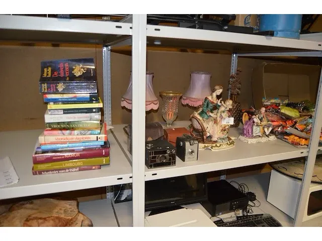 2 porseleinen beelden, 2 lampjes, 2 vazen, 2 oude fototoestellen, 15 ingebonden boeken - afbeelding 1 van  12