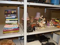 2 porseleinen beelden, 2 lampjes, 2 vazen, 2 oude fototoestellen, 15 ingebonden boeken - afbeelding 1 van  12