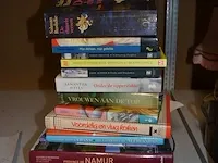2 porseleinen beelden, 2 lampjes, 2 vazen, 2 oude fototoestellen, 15 ingebonden boeken - afbeelding 7 van  12