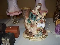 2 porseleinen beelden, 2 lampjes, 2 vazen, 2 oude fototoestellen, 15 ingebonden boeken - afbeelding 9 van  12