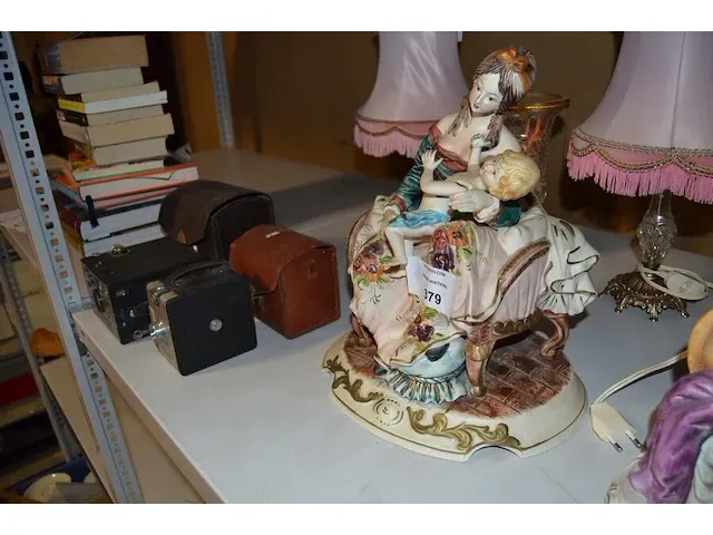 2 porseleinen beelden, 2 lampjes, 2 vazen, 2 oude fototoestellen, 15 ingebonden boeken - afbeelding 10 van  12