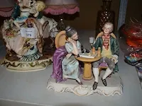 2 porseleinen beelden, 2 lampjes, 2 vazen, 2 oude fototoestellen, 15 ingebonden boeken - afbeelding 11 van  12