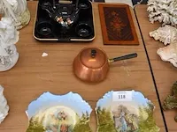 2 porseleinen borden, koperen pot met deksel, houten plankje, 4-delig zwart theeset op dienbord - afbeelding 1 van  9