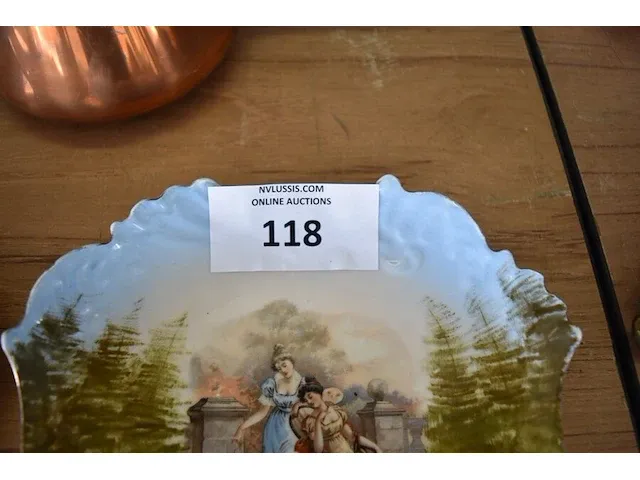 2 porseleinen borden, koperen pot met deksel, houten plankje, 4-delig zwart theeset op dienbord - afbeelding 2 van  9