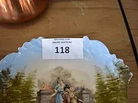 2 porseleinen borden, koperen pot met deksel, houten plankje, 4-delig zwart theeset op dienbord - afbeelding 2 van  9