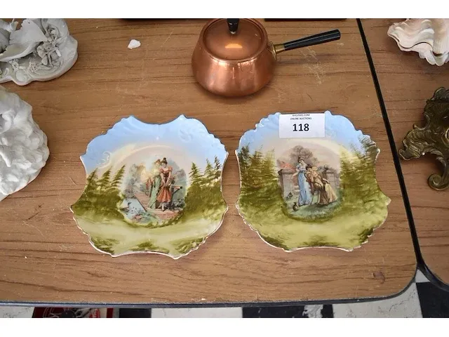 2 porseleinen borden, koperen pot met deksel, houten plankje, 4-delig zwart theeset op dienbord - afbeelding 3 van  9
