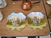 2 porseleinen borden, koperen pot met deksel, houten plankje, 4-delig zwart theeset op dienbord - afbeelding 3 van  9