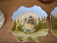 2 porseleinen borden, koperen pot met deksel, houten plankje, 4-delig zwart theeset op dienbord - afbeelding 4 van  9