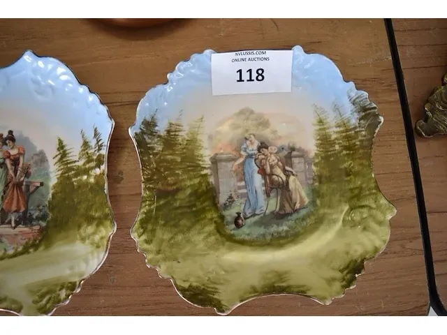 2 porseleinen borden, koperen pot met deksel, houten plankje, 4-delig zwart theeset op dienbord - afbeelding 5 van  9