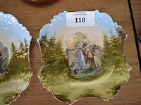 2 porseleinen borden, koperen pot met deksel, houten plankje, 4-delig zwart theeset op dienbord - afbeelding 5 van  9