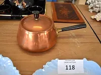2 porseleinen borden, koperen pot met deksel, houten plankje, 4-delig zwart theeset op dienbord - afbeelding 6 van  9