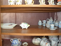 2 porseleinen koffieserviezen, 5 sierstukken